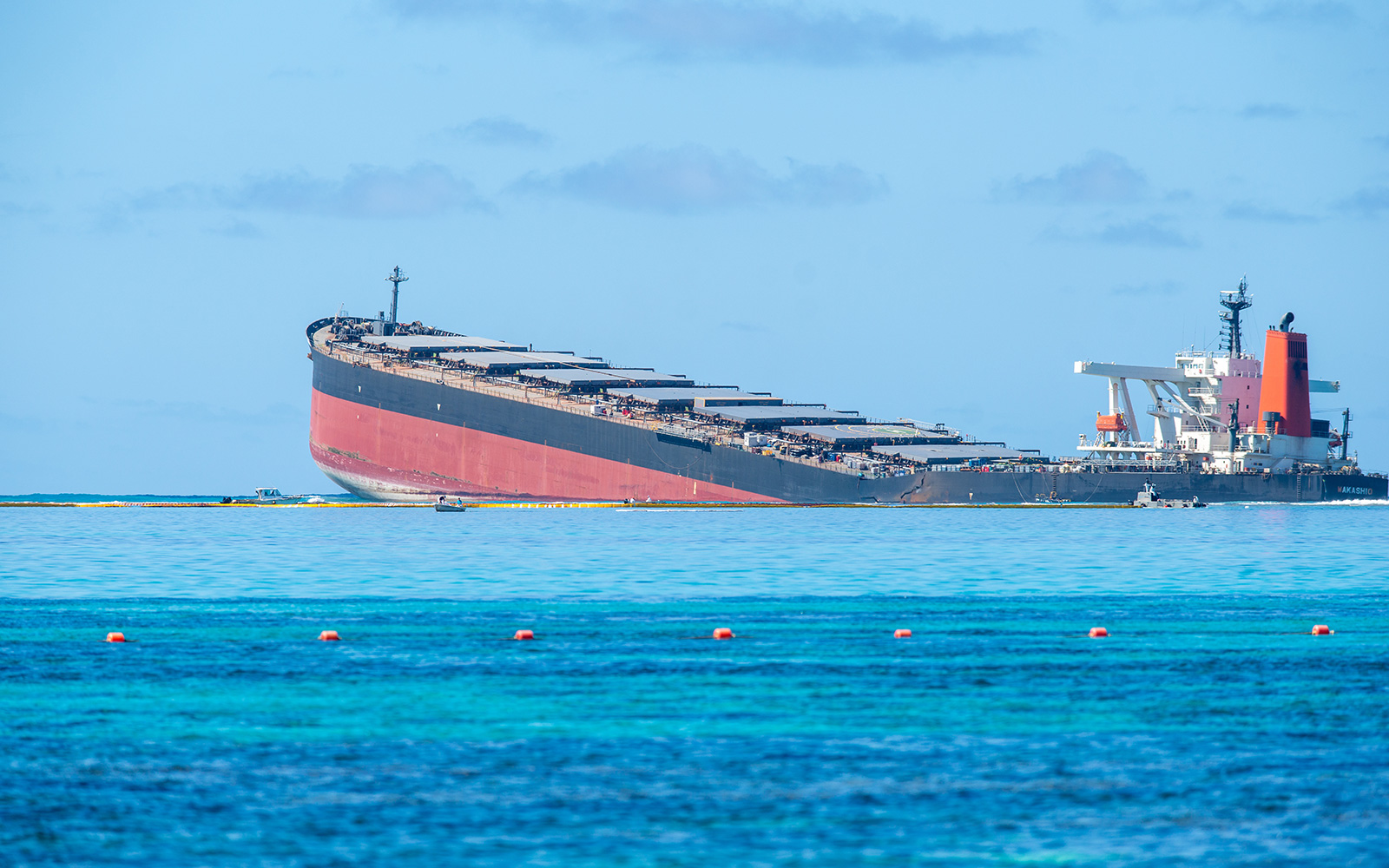 Wakashio oil spill - ship sinking off the coast of Mauritius